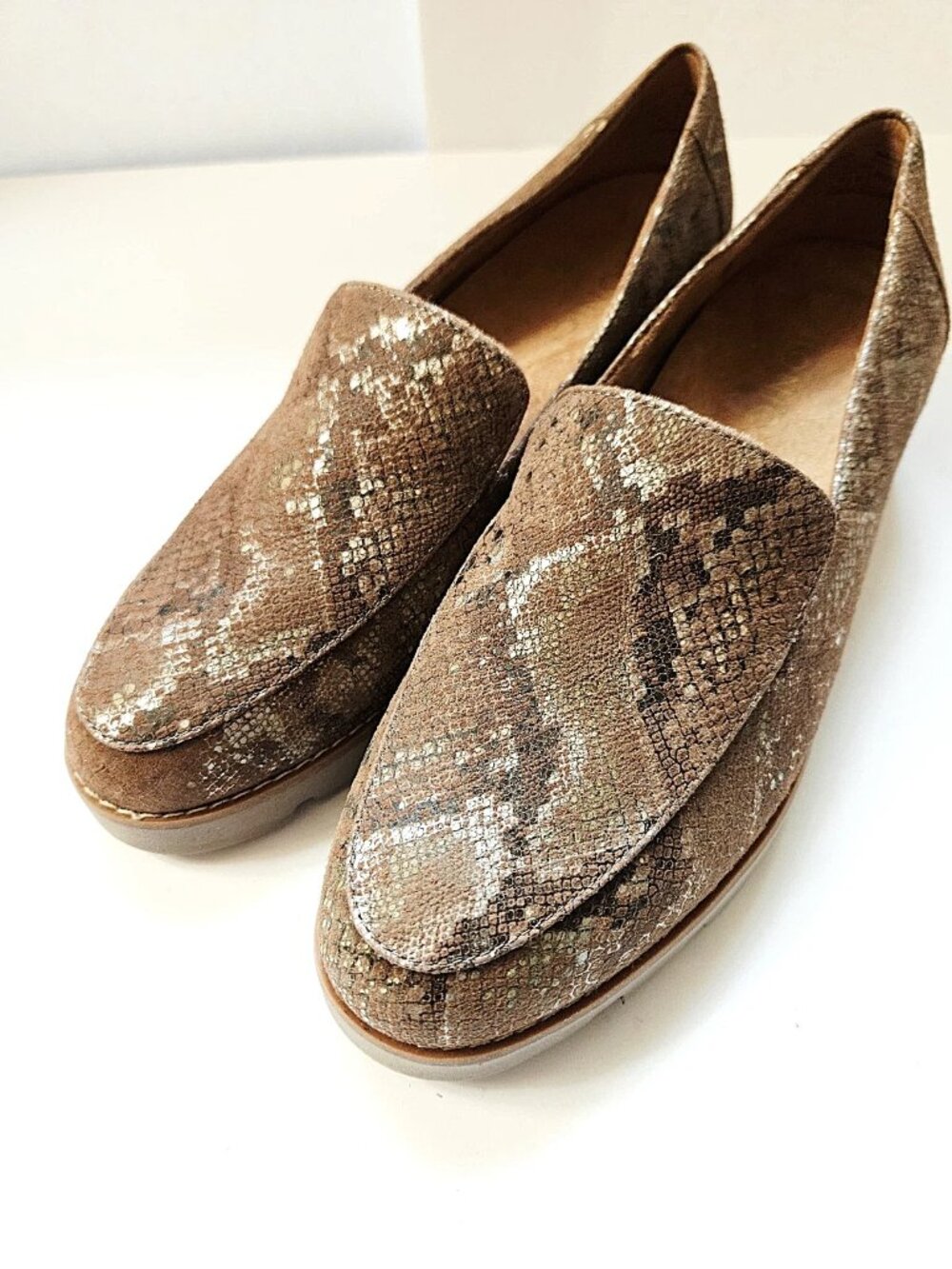 NEW Vionic Kensley Metallic Snakeskin Loafers Women's Size 7.5 Slip-On NWOT
